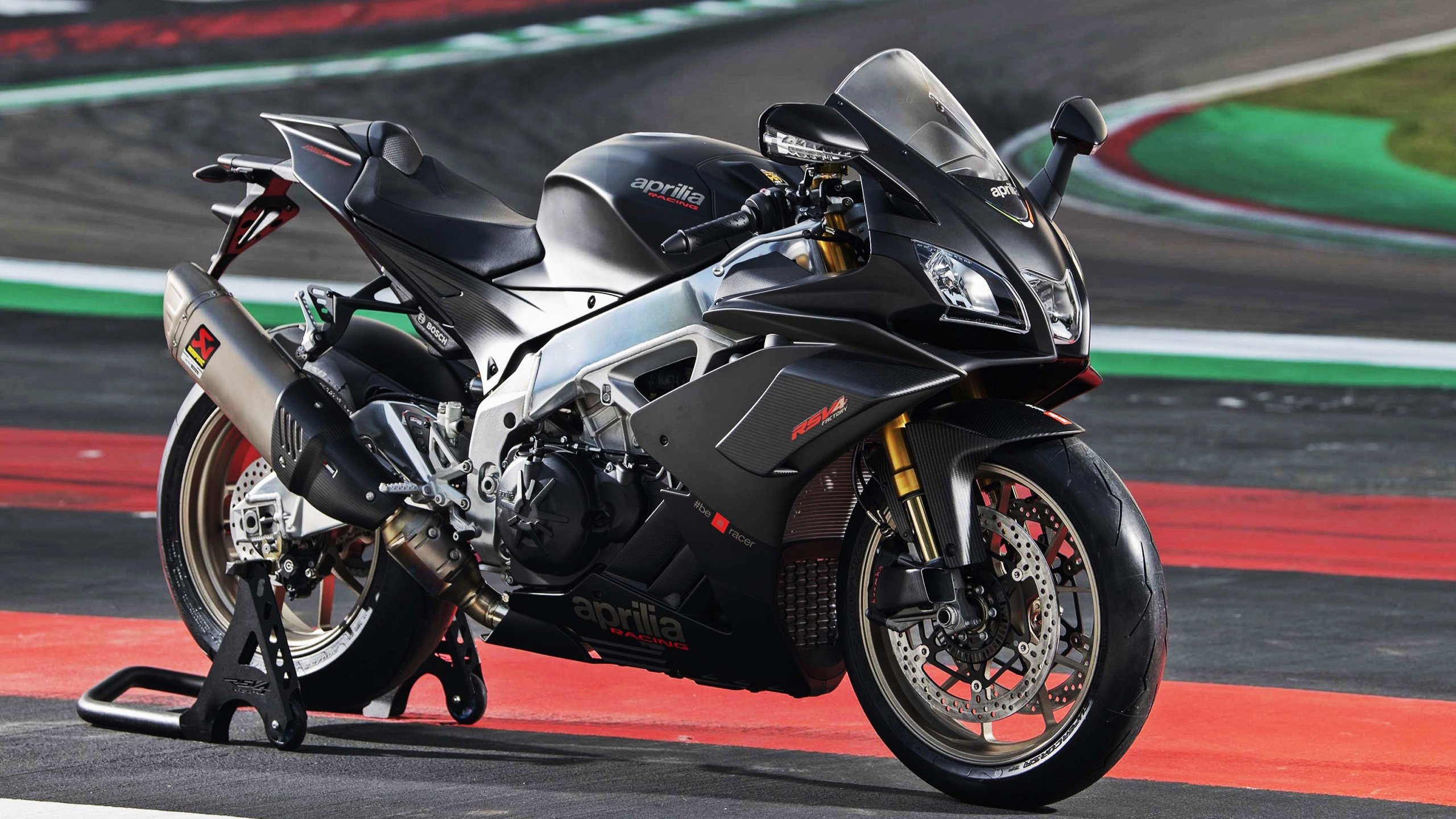 九游app下载中心-篮网球员采访中透露更衣室氛围团结和谐，篮网更衣室矛盾